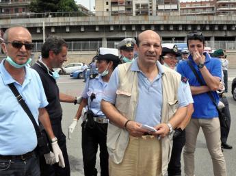 Reggio Calabria,durante lo sbarco dei clandestini,colto da infarto muore il C/te dei Vigili Urbani.